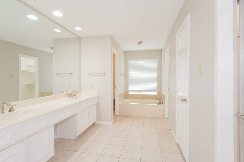3,225/Mo, 15806 Knoll Lake Dr Houston, TX 77095 Main Bathroom View