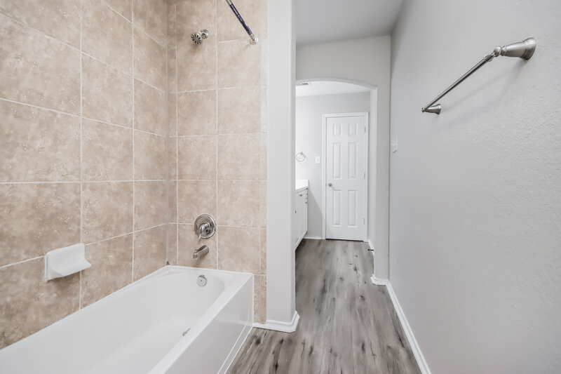 2,200/Mo, 1919 Treasure Mountain Dr Spring, TX 77388 Main Bathroom View 2