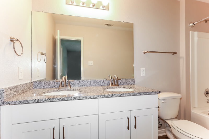 1,810/Mo, 15653 Del Norte Dr # A1 Conroe, TX 77306 Main Bathroom View