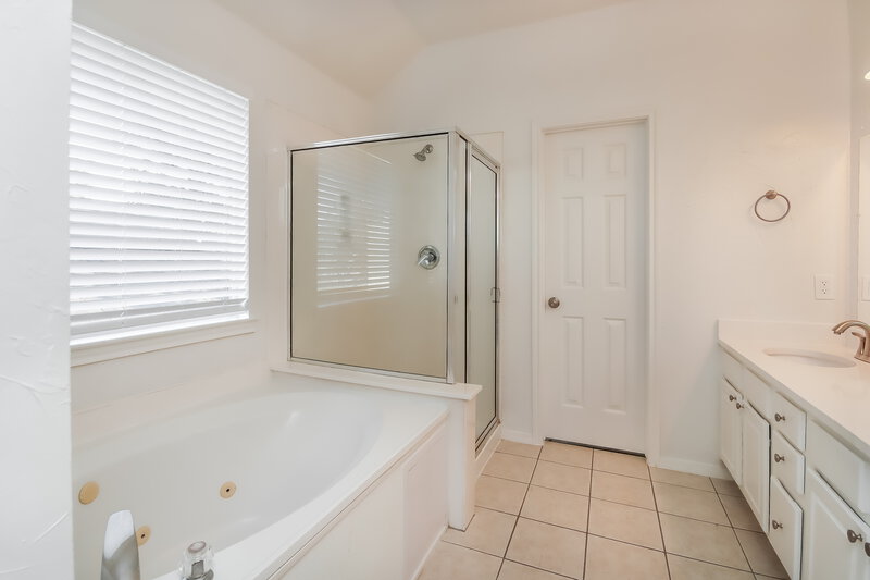 2,405/Mo, 1134 Andover Dr Pearland, TX 77584 Main Bathroom View