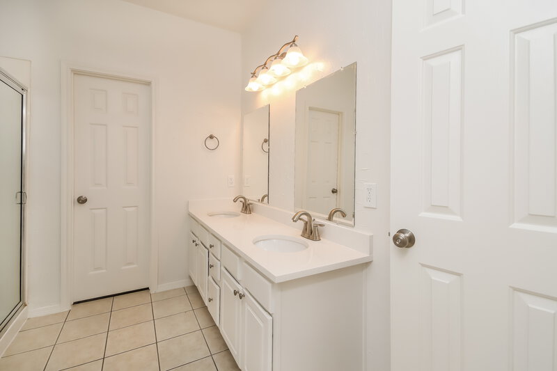 2,405/Mo, 1134 Andover Dr Pearland, TX 77584 Main Bathroom View 2