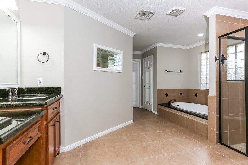 2,615/Mo, 7419 Misty Morning Dr Humble, TX 77346 Main Bathroom View 2