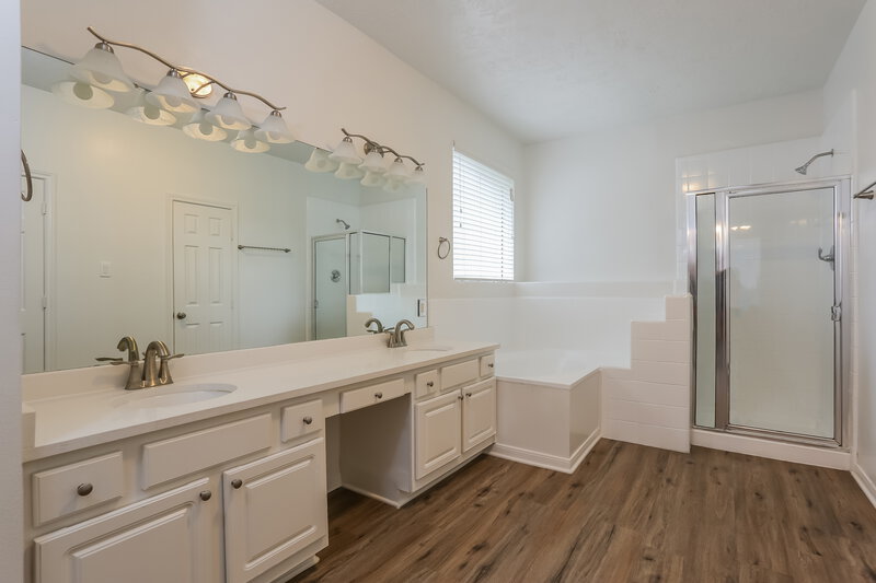 3,460/Mo, 214 Briarwood Ct League City, TX 77573 Main Bathroom View
