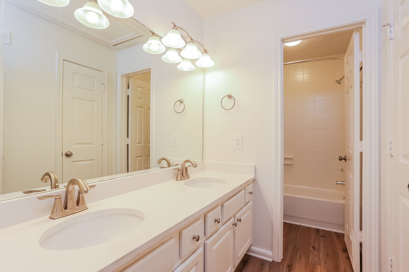 3,460/Mo, 214 Briarwood Ct League City, TX 77573 Bathroom View