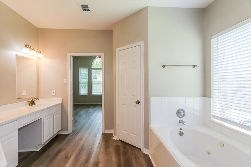 2,705/Mo, 1811 Haversham Ct Fresno, TX 77545 Main Bathroom View 2
