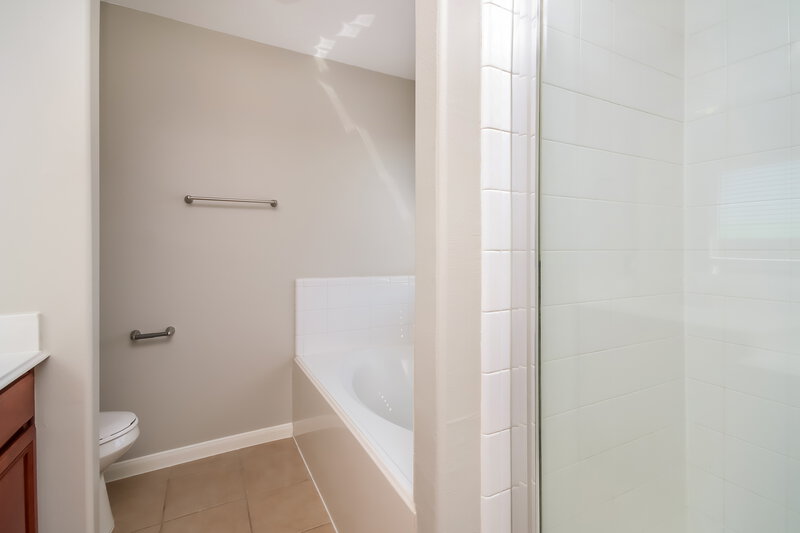 2,090/Mo, 3619 Windmill Village Dr Houston, TX 77082 Main Bathroom View