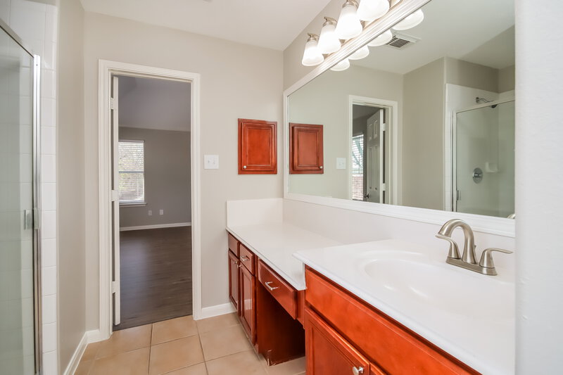 2,090/Mo, 3619 Windmill Village Dr Houston, TX 77082 Main Bathroom View 2