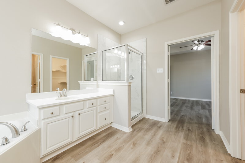 2,065/Mo, 214 Crosby Village Dr Crosby, TX 77532 Main Bathroom View