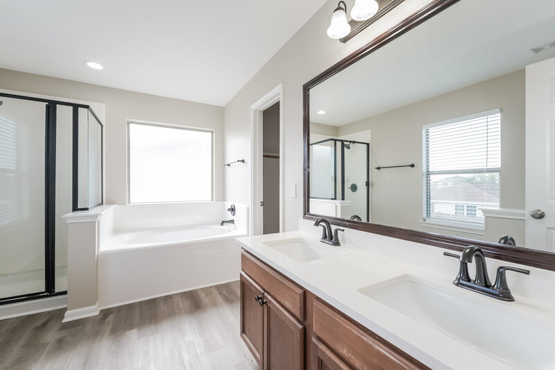 1,965/Mo, 20714 Tayman Oaks Dr Cypress, TX 77433 Main Bathroom View