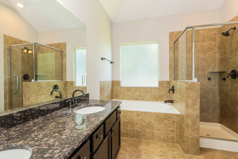 1,825/Mo, 18415 Sunrise Maple Dr Montgomery, TX 77316 Main Bathroom View