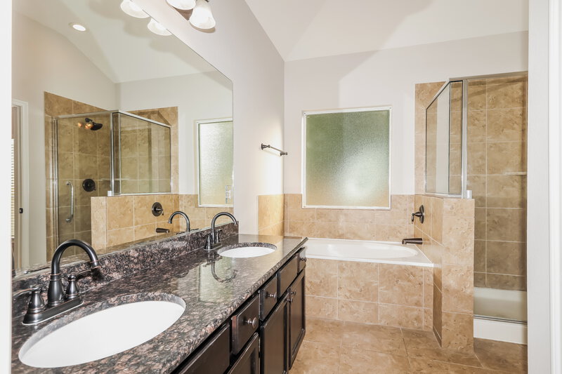 2,125/Mo, 18415 Sunrise Maple Dr Montgomery, TX 77316 Main Bathroom View