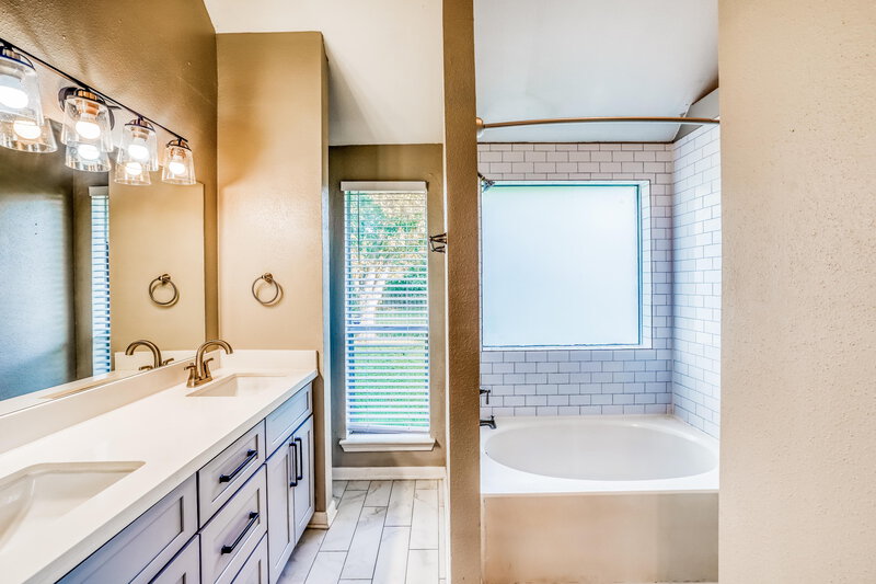 2,225/Mo, 4118 Presidents Dr S Houston, TX 77047 Main Bathroom View
