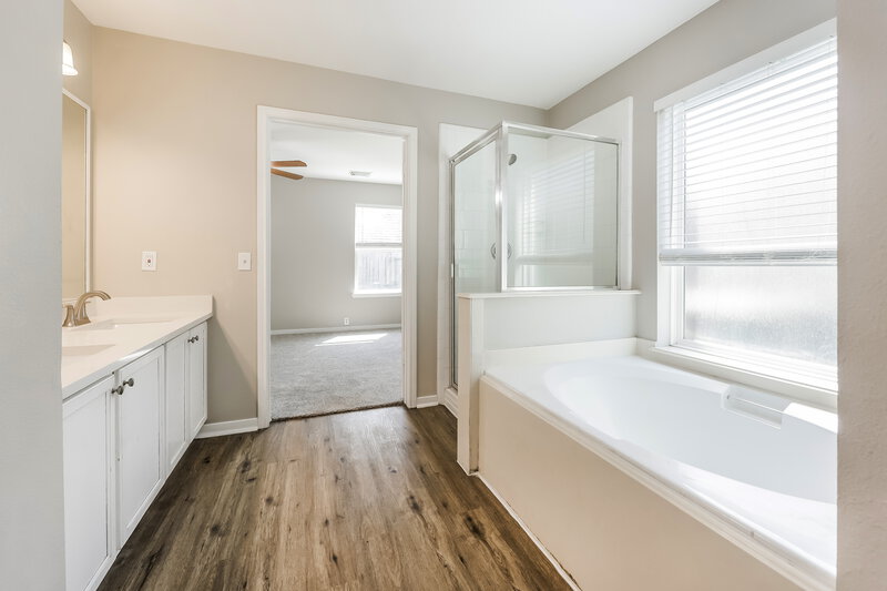 2,265/Mo, 11915 Sonora Springs Dr Tomball, TX 77375 Main Bathroom View 2