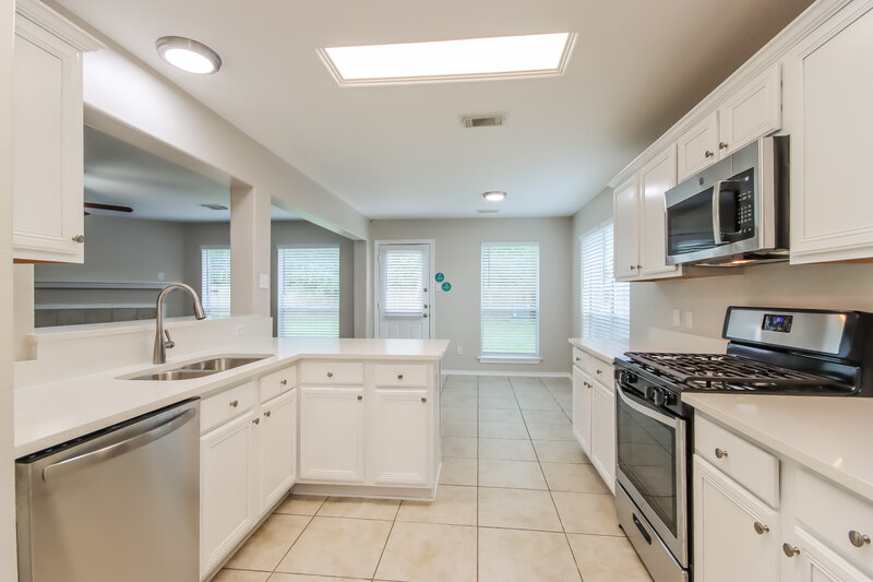 2,400/Mo, 18139 Stone Trail Manor Dr Humble, TX 77346 Kitchen View