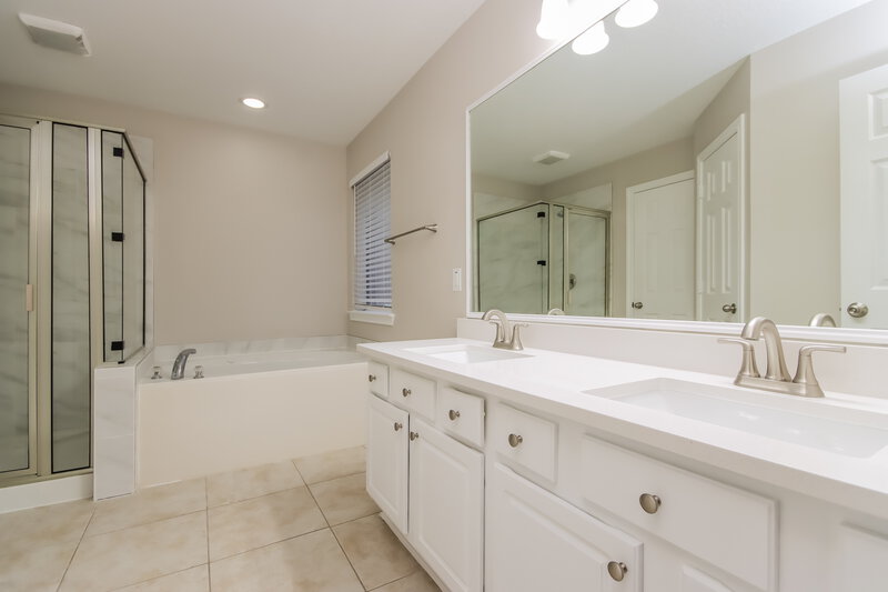 2,400/Mo, 18139 Stone Trail Manor Dr Humble, TX 77346 Main Bathroom View