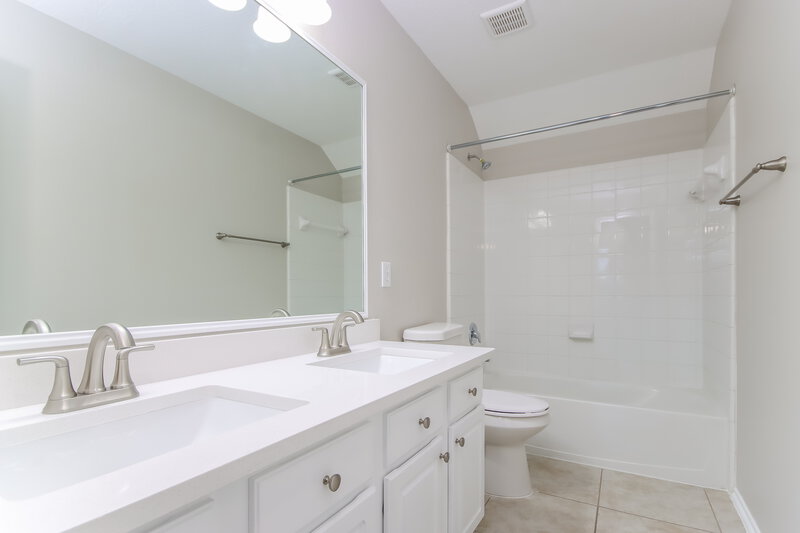 2,400/Mo, 18139 Stone Trail Manor Dr Humble, TX 77346 Bathroom View