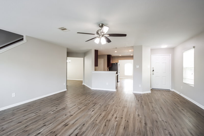 0/Mo, 9943 Chimney Swift Ln Conroe, TX 77385 Living Room View 2