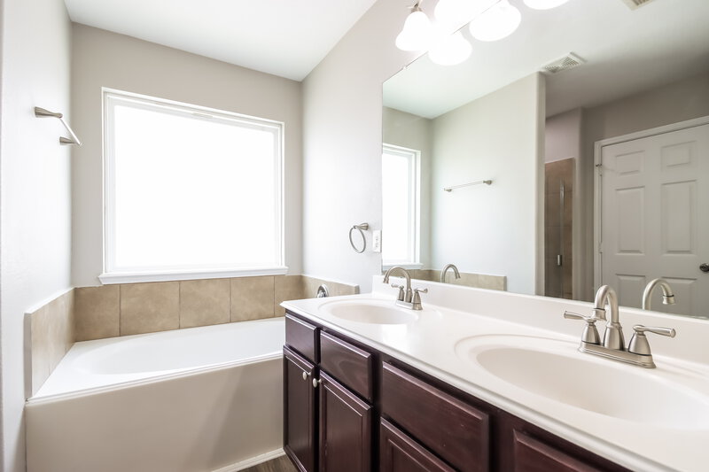 0/Mo, 9943 Chimney Swift Ln Conroe, TX 77385 Main Bathroom View