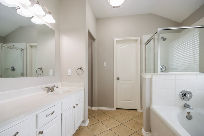 1,965/Mo, 8806 Teasley Ln Tomball, TX 77375 Main Bathroom View