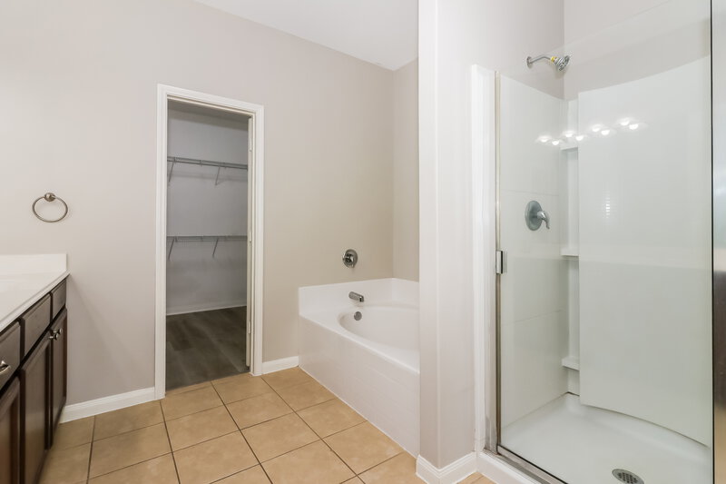 2,090/Mo, 9423 Calm Amber Dr Rosharon, TX 77583 Main Bathroom View