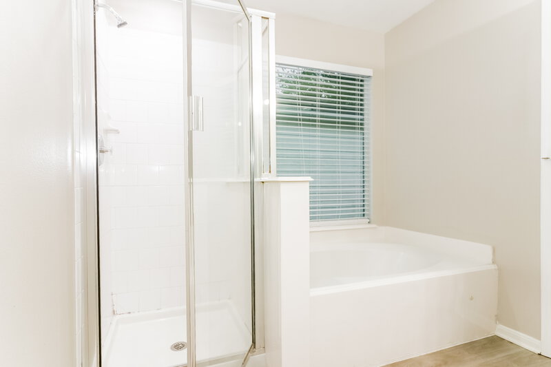 2,470/Mo, 17411 Hoover Gardens Dr Houston, TX 77095 Main Bathroom View