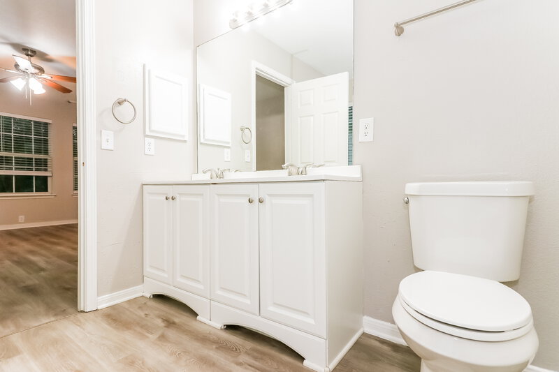 2,470/Mo, 17411 Hoover Gardens Dr Houston, TX 77095 Main Bathroom View 2