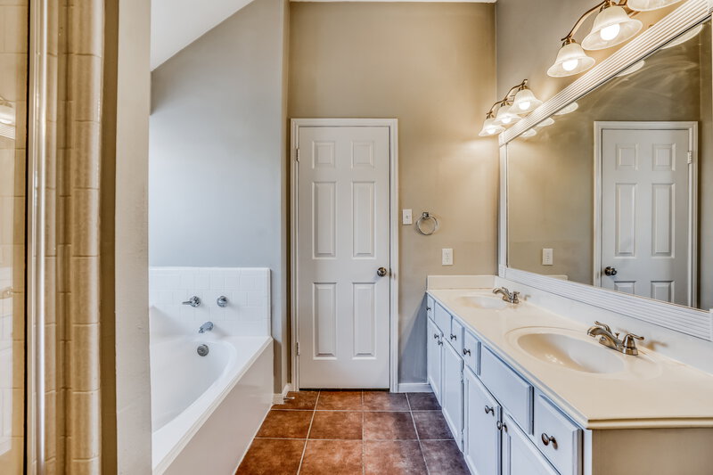 2,165/Mo, 3013 Quill Meadow Dr League City, TX 77573 Main Bathroom View