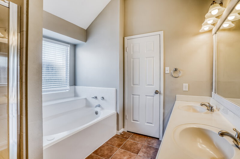 2,165/Mo, 3013 Quill Meadow Dr League City, TX 77573 Main Bathroom View 2