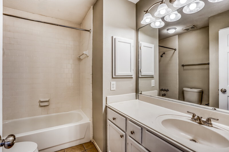 2,165/Mo, 3013 Quill Meadow Dr League City, TX 77573 Bathroom View