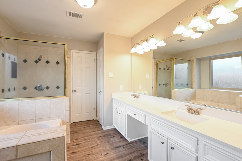 3,025/Mo, 2714 Shauntel St Pearland, TX 77581 Main Bathroom View