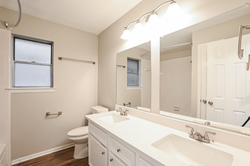 3,025/Mo, 2714 Shauntel St Pearland, TX 77581 Bathroom View