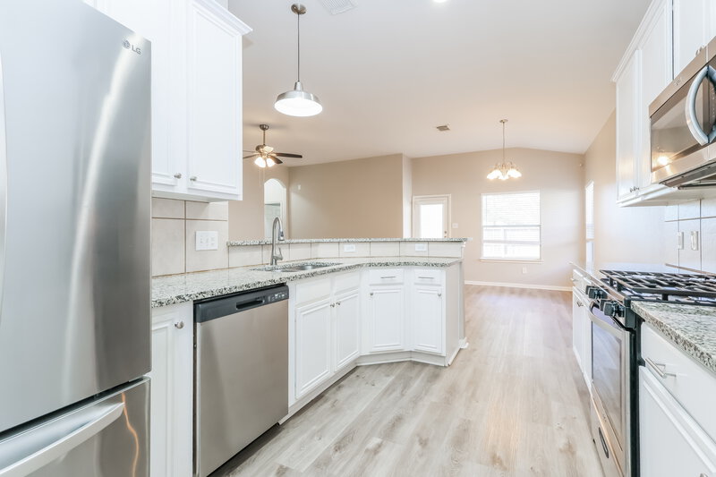 1,910/Mo, 31703 Forest Oak Park Ct Conroe, TX 77385 Kitchen View 2