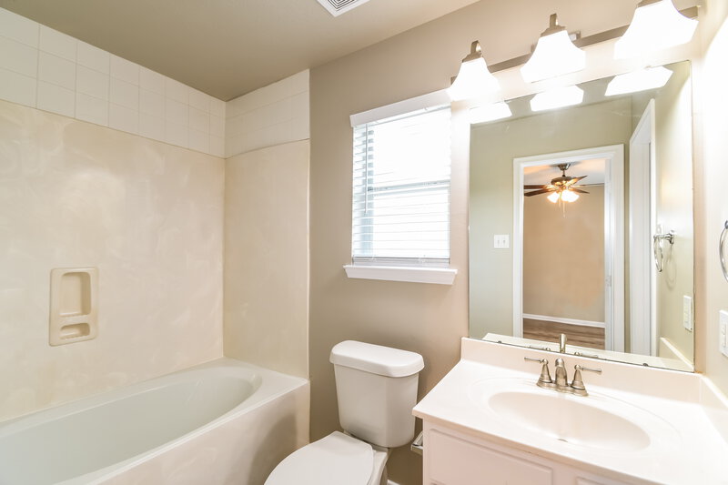 2,290/Mo, 11934 Cedar Mesa Dr Houston, TX 77034 Main Bathroom View