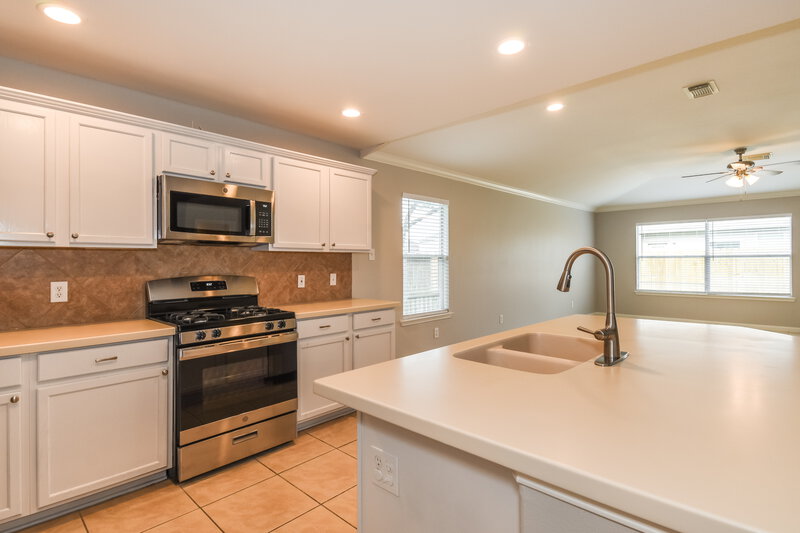 2,760/Mo, 8322 Wainwright Way Rosharon, TX 77583 Kitchen View