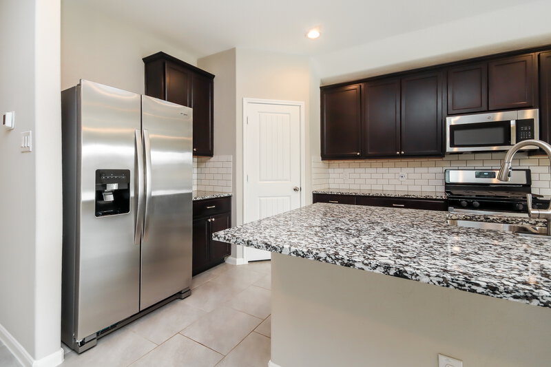 2,335/Mo, 8419 Ideal Dr Rosharon, TX 77583 Kitchen View 2