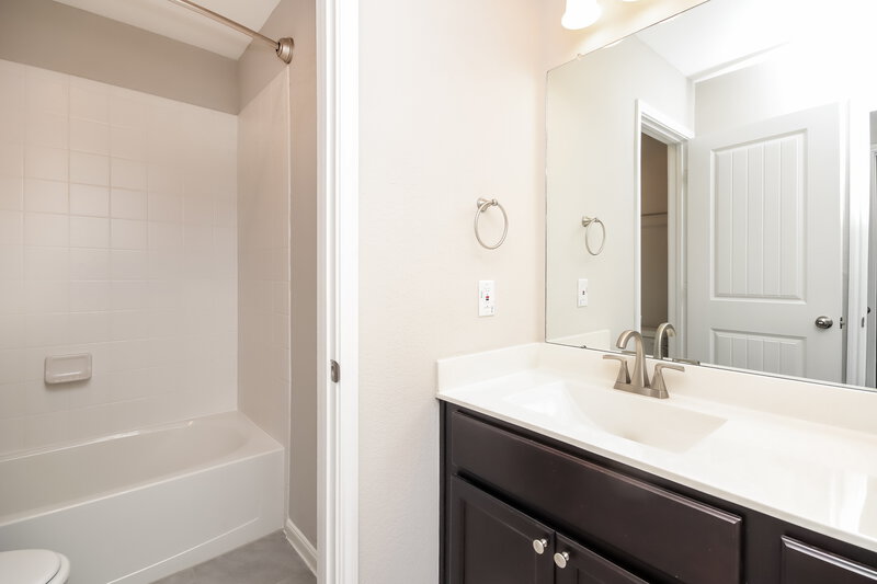2,335/Mo, 8419 Ideal Dr Rosharon, TX 77583 Bathroom View 2