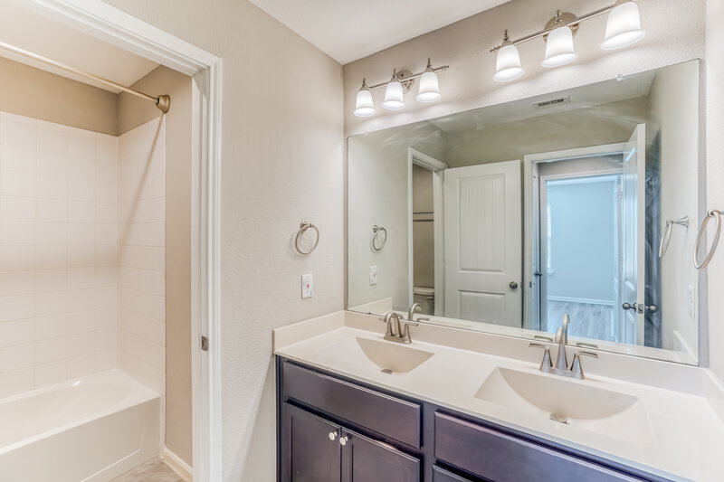 2,040/Mo, 8419 Ideal Dr Rosharon, TX 77583 Bathroom View