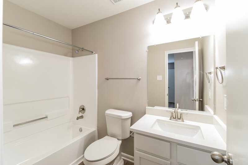 1,790/Mo, 14123 Beech Glen Dr Houston, TX 77083 Main Bathroom View