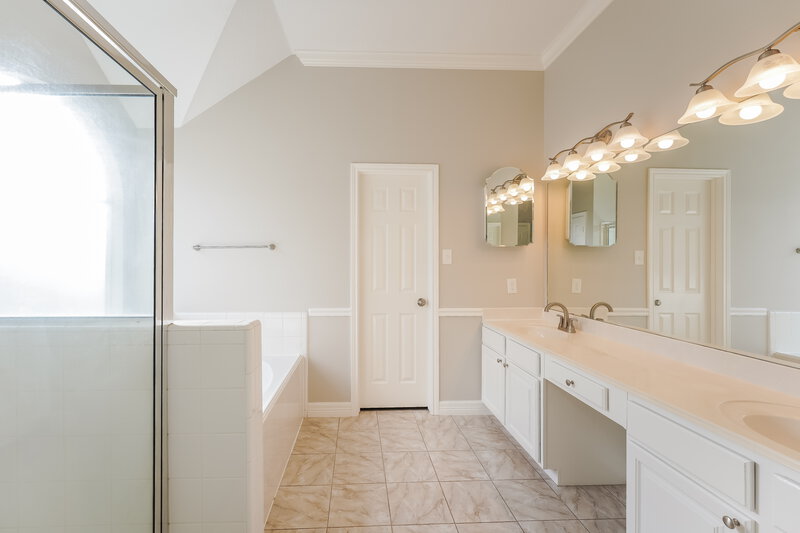2,565/Mo, 2115 Nashua Dr Stafford, TX 77477 Main Bathroom View