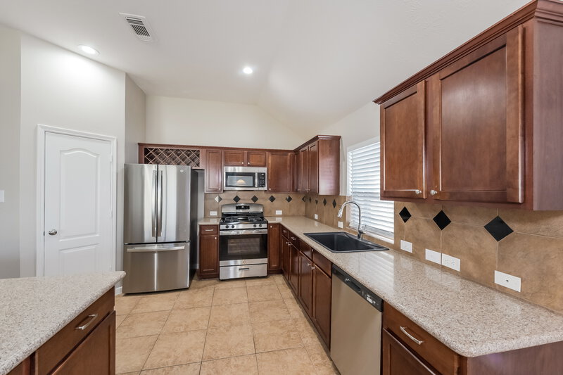 2,270/Mo, 7018 Grants Hollow Ln Richmond, TX 77407 Kitchen View