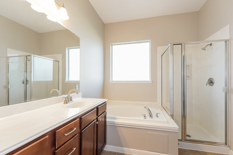 2,270/Mo, 7018 Grants Hollow Ln Richmond, TX 77407 Main Bathroom View
