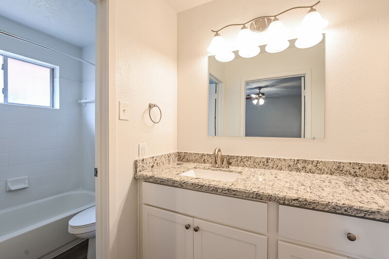 2,245/Mo, 2823 Woodhall Ct League City, TX 77573 Main Bathroom View