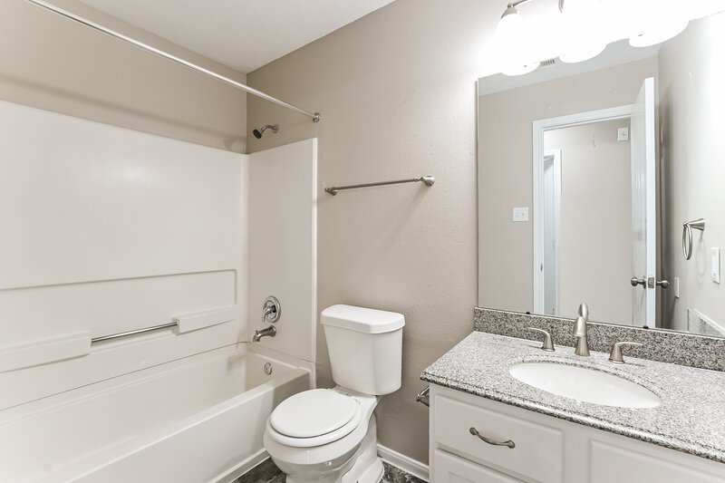 2,640/Mo, 1015 Andover Glen Dr Fresno, TX 77545 Main Bathroom View