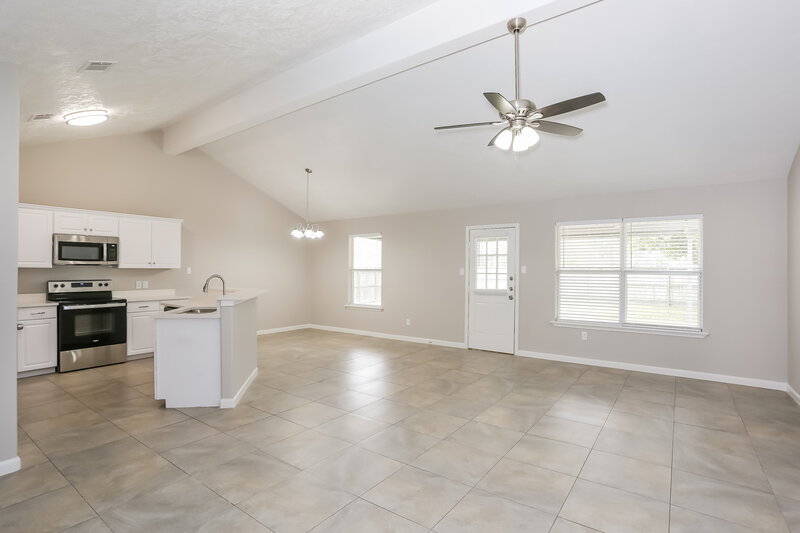 2,480/Mo, 16096 Sun View Ln Conroe, TX 77302 Living Room View 2
