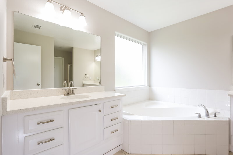 2,480/Mo, 16096 Sun View Ln Conroe, TX 77302 Bathroom View 2