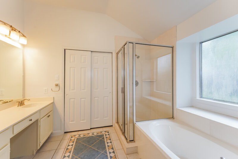 2,625/Mo, 116 Chariss Glen Dr League City, TX 77573 Main Bathroom View