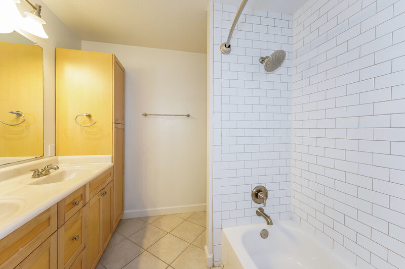 2,625/Mo, 116 Chariss Glen Dr League City, TX 77573 Bathroom View