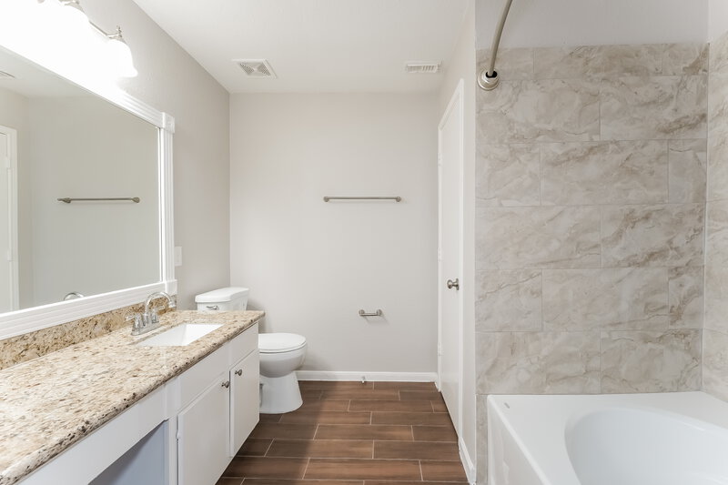 2,205/Mo, 16102 Dawn Marie Ln Sugar Land, TX 77498 Main Bathroom View