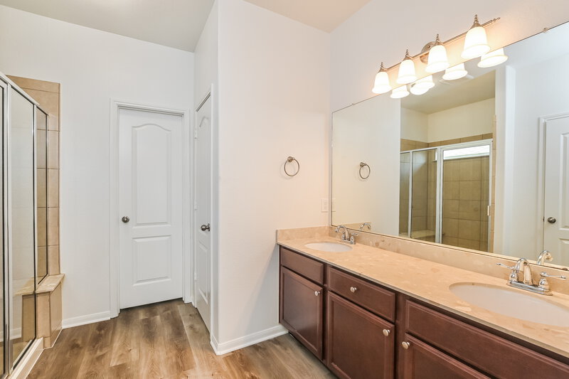 2,740/Mo, 323 Sea Mist Ln Bacliff, TX 77518 Main Bathroom View