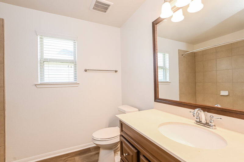 2,740/Mo, 323 Sea Mist Ln Bacliff, TX 77518 Bathroom View